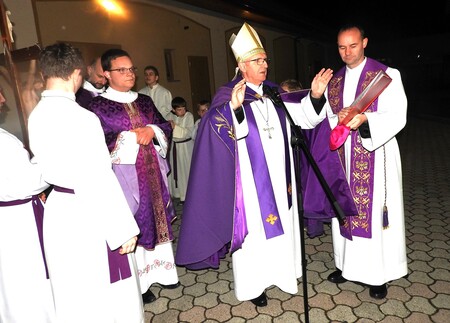 Blagoslov obnovitvenih del je bil na župnijskem dvorišču